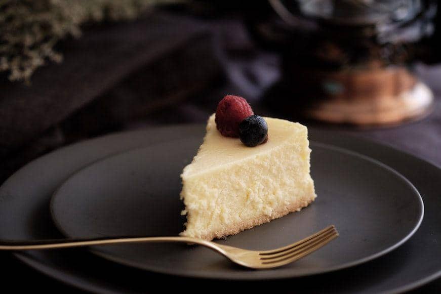 sepotong no bake cheesecake (unsplash.com/Tina Guina)