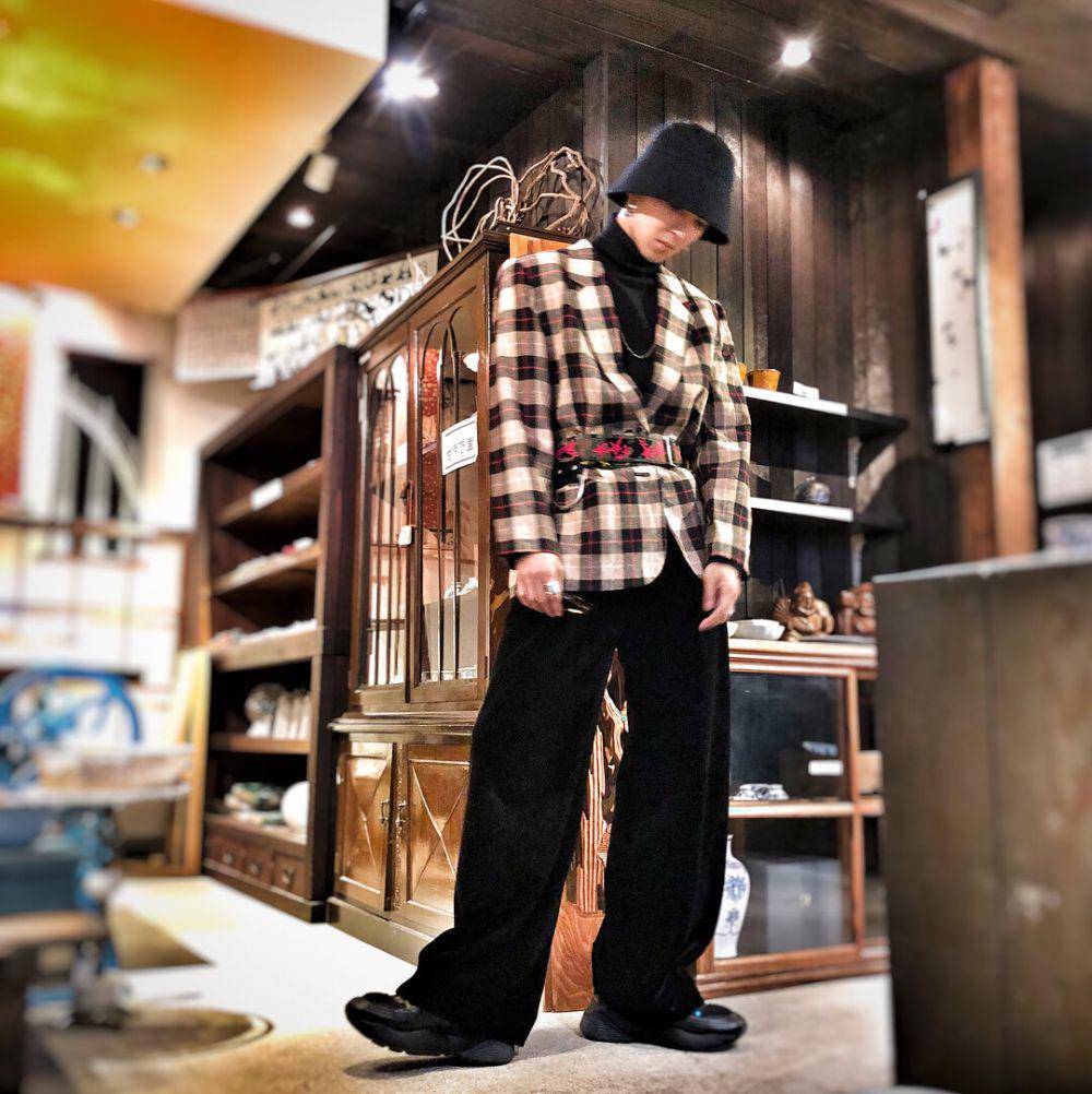 celana oversize ala Mino WINNER (instagram.com/realllllmino)
