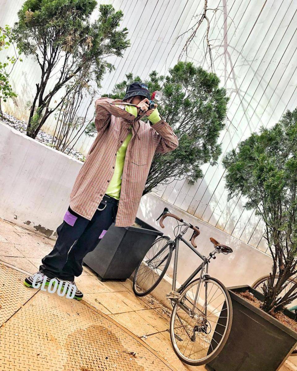 celana oversize ala Mino WINNER (instagram.com/realllllmino)
