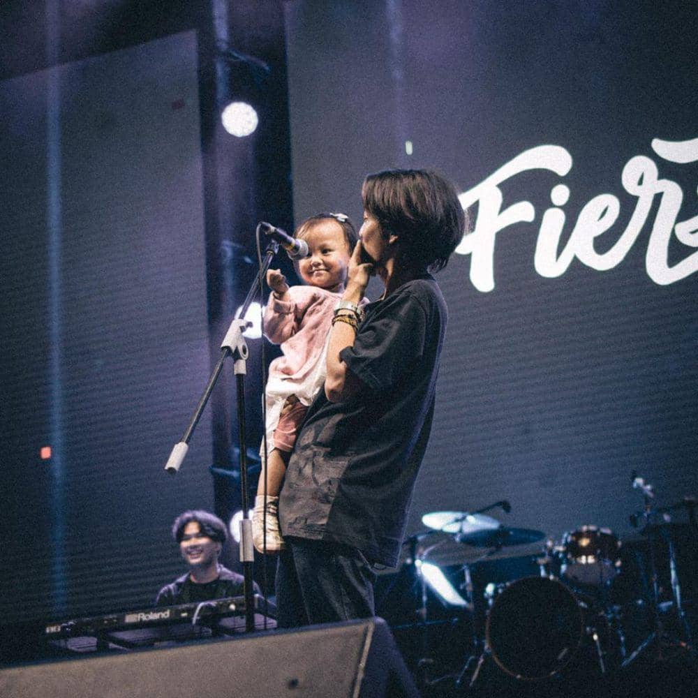 potret Fiersa Besari dan putrinya (instagram.com/fiersabesari/)