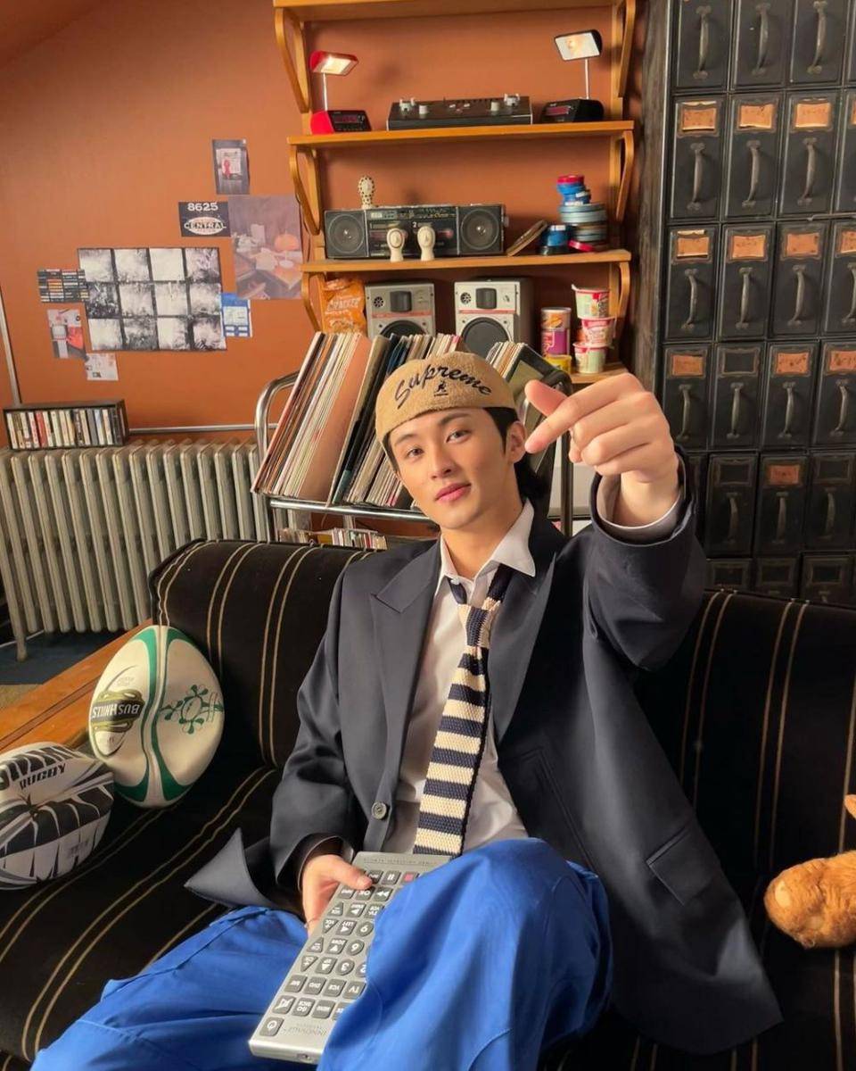 outfit layering ala Mark NCT DREAM (instagram.com/nct_dream)