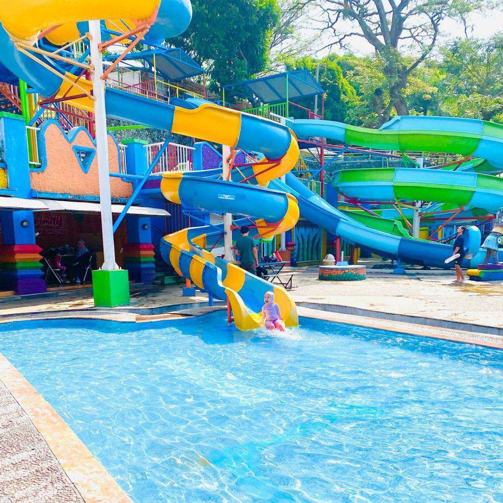 Kolam renang di wisata rekreasi Sengkaling. Instagram/amirahadi__