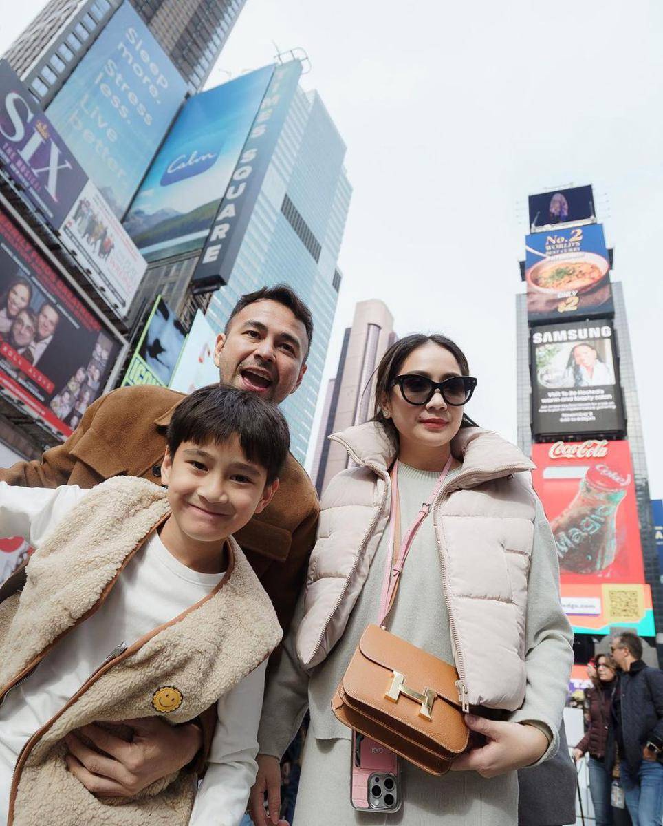 poitret keluarga Raffi Ahmad di Time Square (instagram.com/raffinagita1717)
