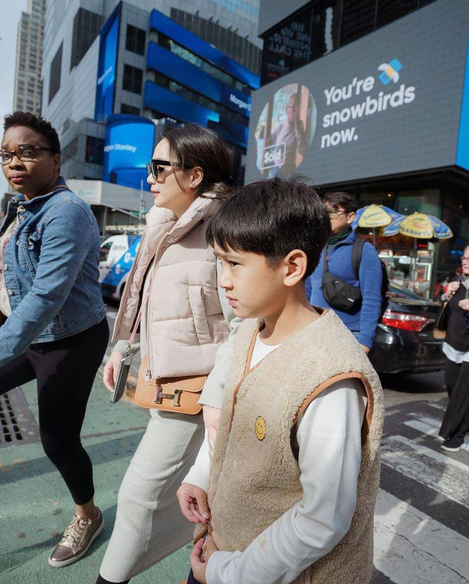 poitret keluarga Raffi Ahmad di Time Square (instagram.com/raffinagita1717)