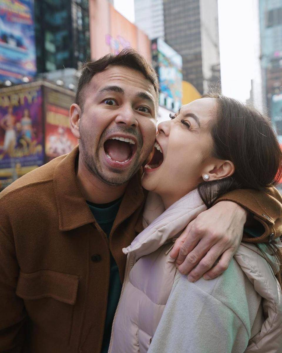 poitret keluarga Raffi Ahmad di Time Square (instagram.com/raffinagita1717)