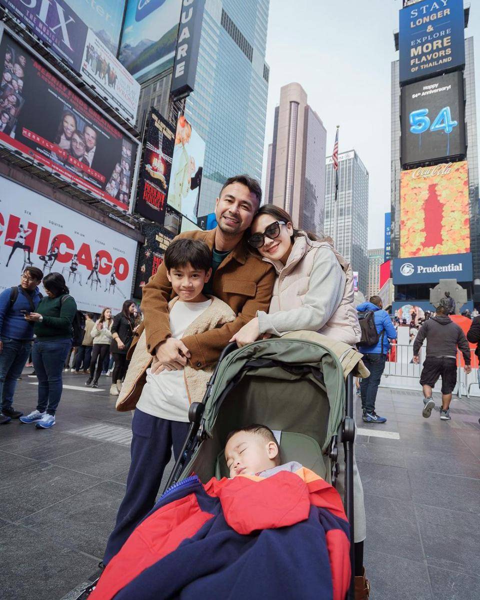 poitret keluarga Raffi Ahmad di Time Square (instagram.com/raffinagita1717)