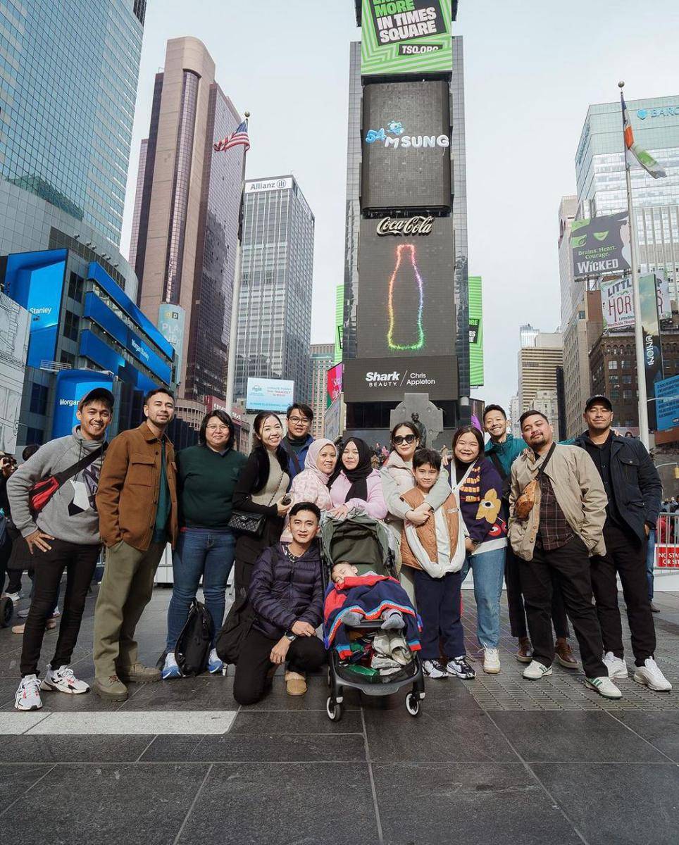 poitret keluarga Raffi Ahmad di Time Square (instagram.com/raffinagita1717)