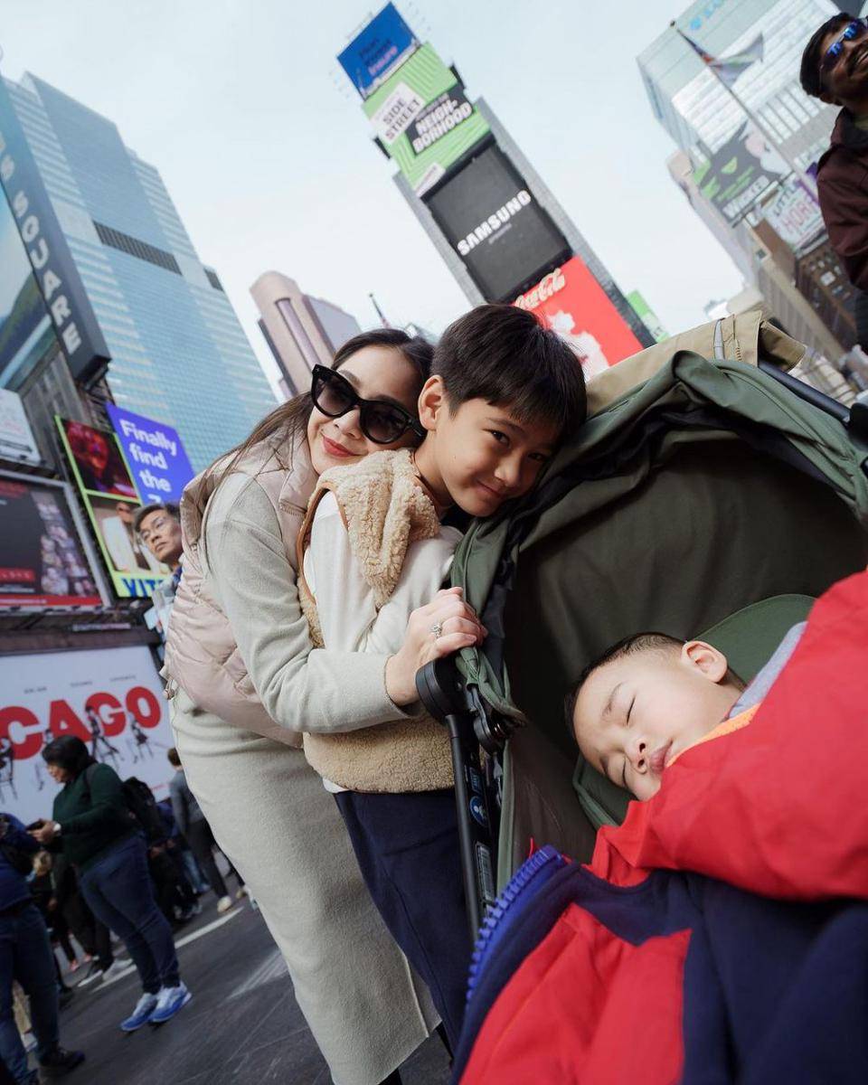 poitret keluarga Raffi Ahmad di Time Square (instagram.com/raffinagita1717)