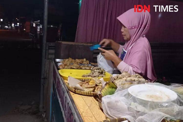 Mendoan yang dijual di warung warung pinggir jalan jadi makanan yang tak terlupakan bagi Sonang Simanjuntak.(IDN Times/Sutrisno)