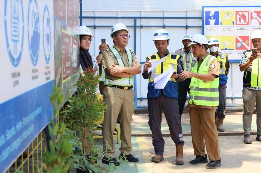 Wali Kota Makassar Danny Pomanto saat meninjau progres pembangunan Mal Pelayanan Publik di Jalan Sultan Hasanuddin, Selasa (7/11/2023). (Dok. Istimewa)