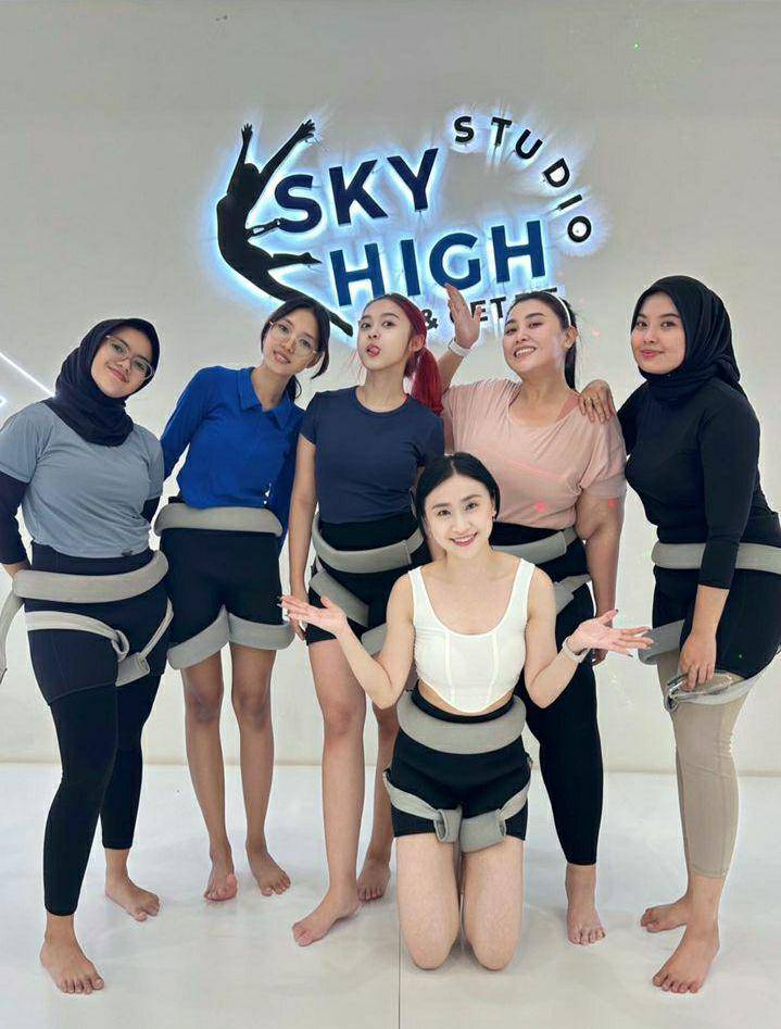 potret Clarissa Putri coba bungee workout (instagram.com/clarissaputri_)