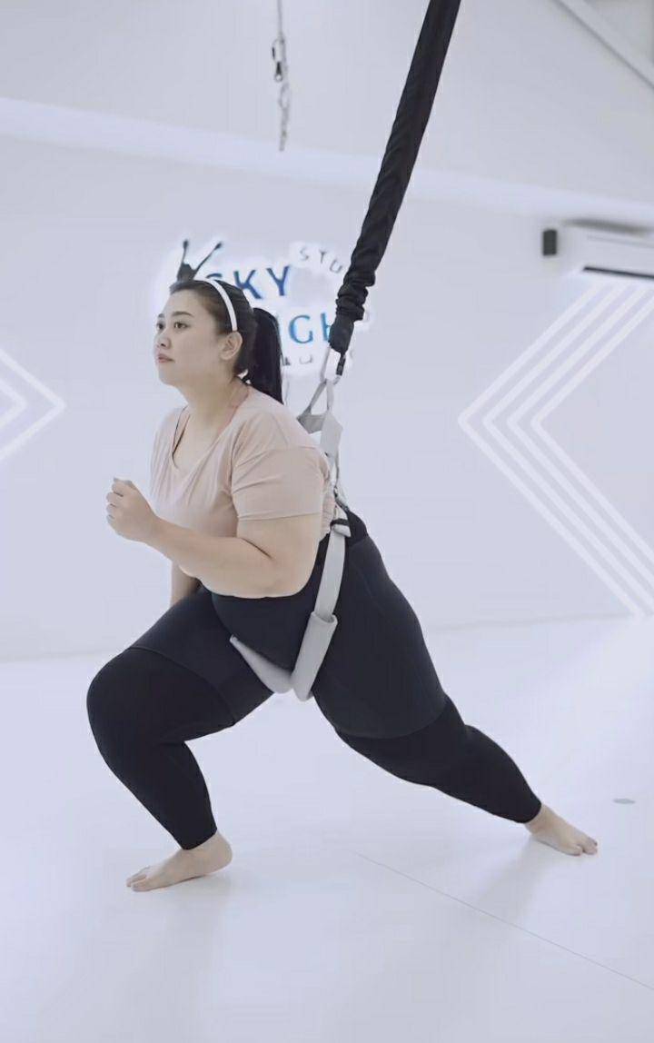 potret Clarissa Putri coba bungee workout (instagram.com/clarissaputri_)