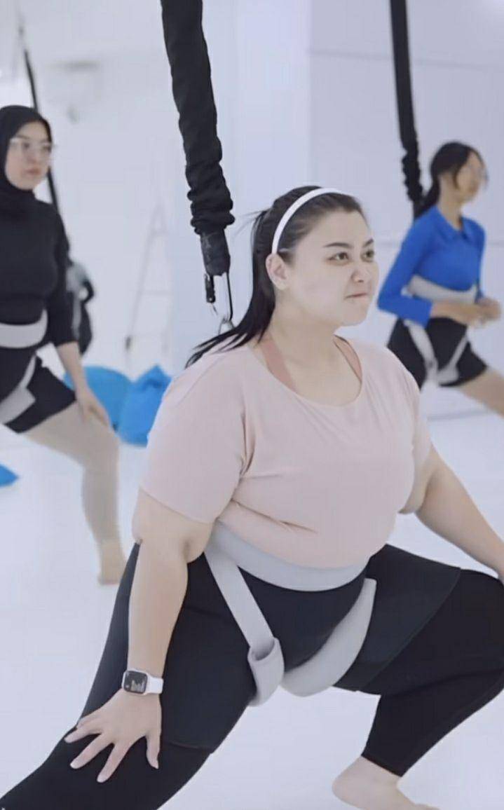 potret Clarissa Putri coba bungee workout (instagram.com/clarissaputri_)