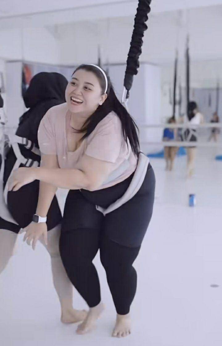 potret Clarissa Putri coba bungee workout (instagram.com/clarissaputri_)