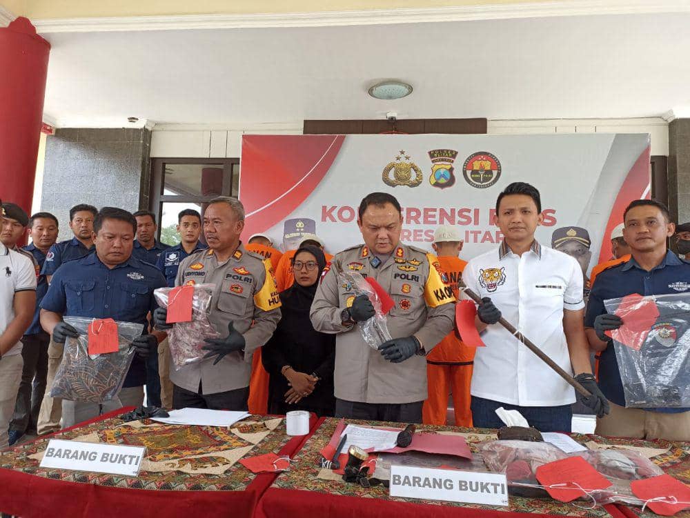 Polisi saat menunjukkan barang bukti. IDN Times/ istimewa