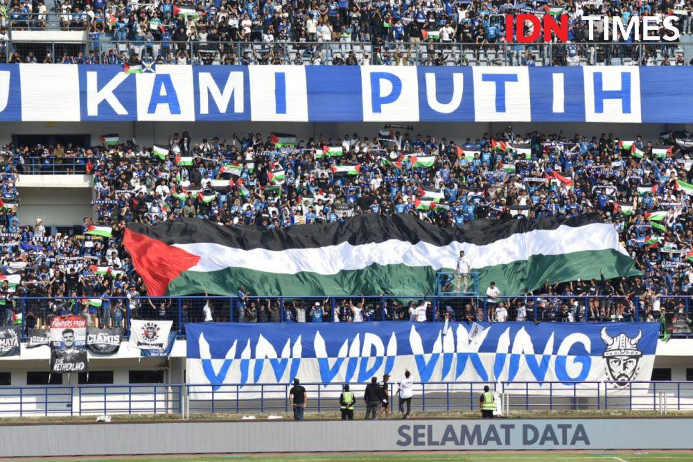 Ribuan Bobotoh Kibarkan Bendara Palestina di Laga Persib vs Arema