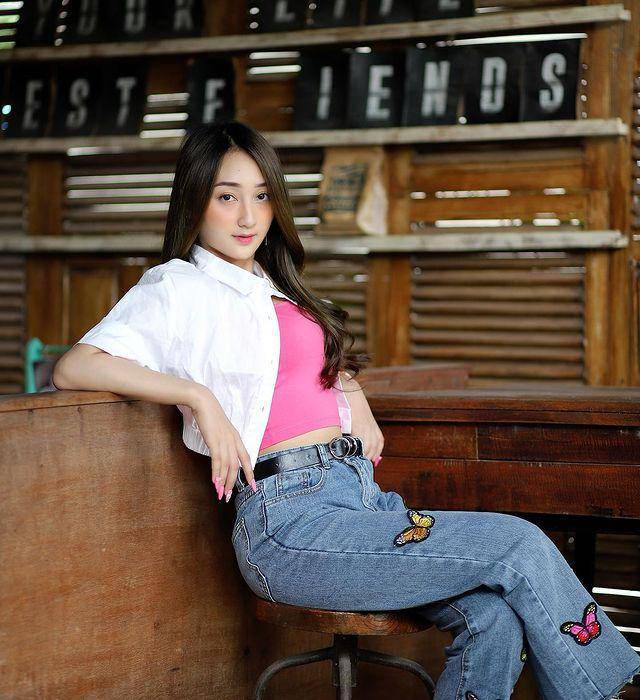 padu padan atasan putih ala Sandrina Mazaya (instagram.com/sandrinamazayya)
