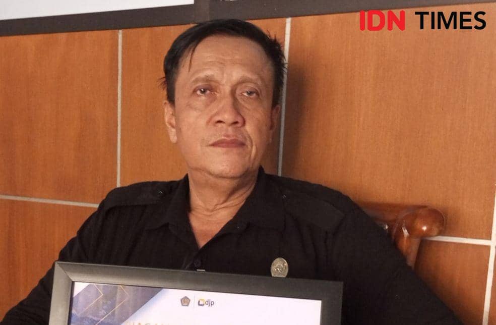 Kepala desa Rawaheng, Sukanto yang mengisahkan tradisi opor bebek dan rucuh tape ketan bagi anak cucu asal desanya yang "wajib" menyediakan, Kamis (9/11/2023).(IDN Times/Sutrisno)