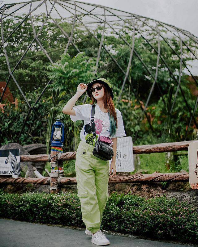 padu padan atasan putih ala Sandrina Mazaya (instagram.com/sandrinamazayya)
