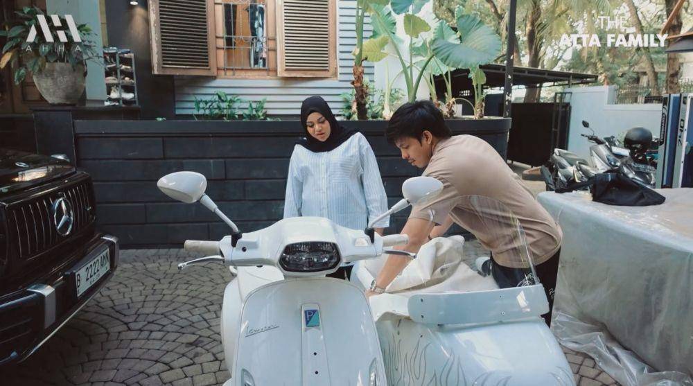 Aurel dapat kado jelang melahirkan (YouTube.com/Attahalilintar)
