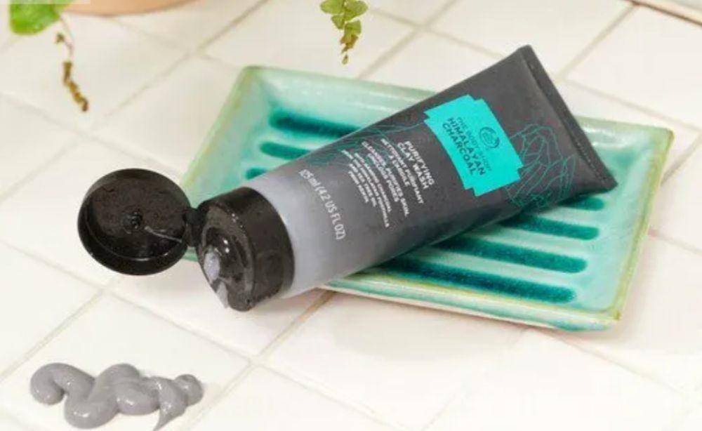 The Body Shop Himalayan Charcoal Purifying Face Wash (thebodyshop.co.id)