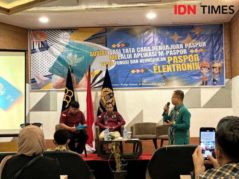 Imigrasi Pontianak berikan sosialisasi soal kemudahan mengajukan permohonan di M-Paspor. (IDN Times/Teri).