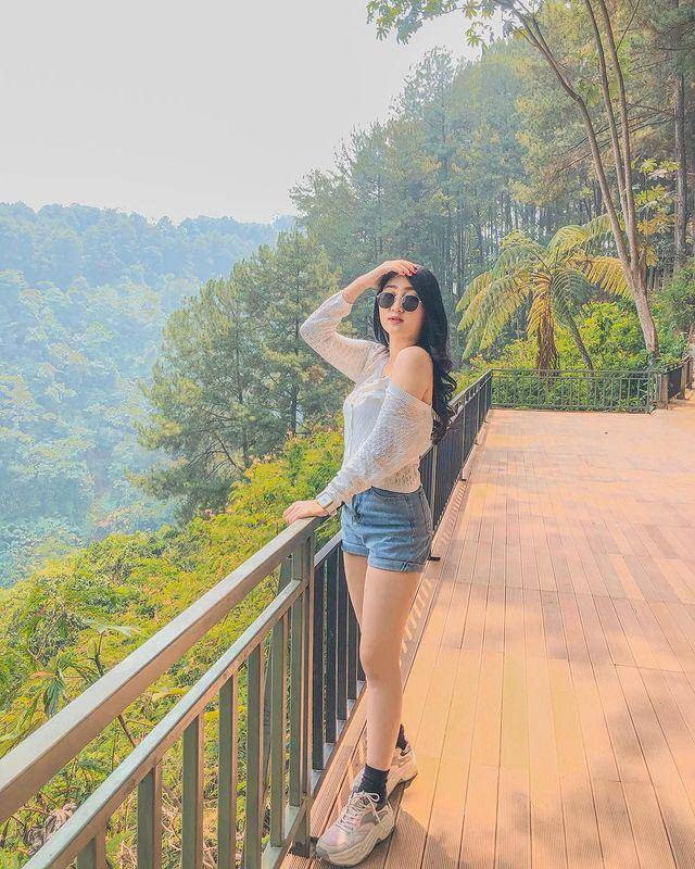 padu padan atasan putih ala Sandrina Mazaya (instagram.com/sandrinamazayya)