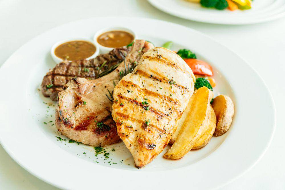 ilustrasi garlic butter miso chicken and mushroom ala Urimiji (freepik.com/lifeforstock)