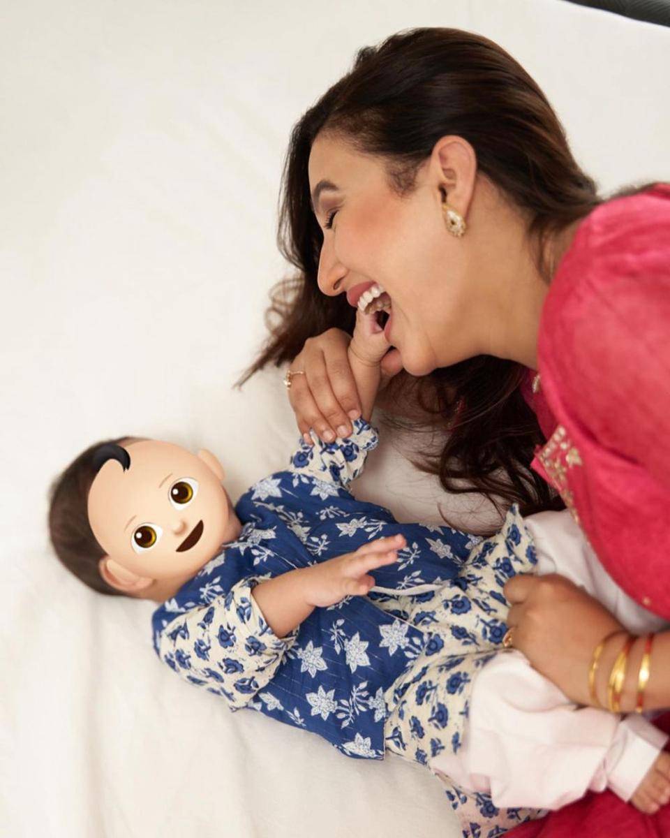 Gauahar Khan dan putranya (instagram.com/gauaharkhan)