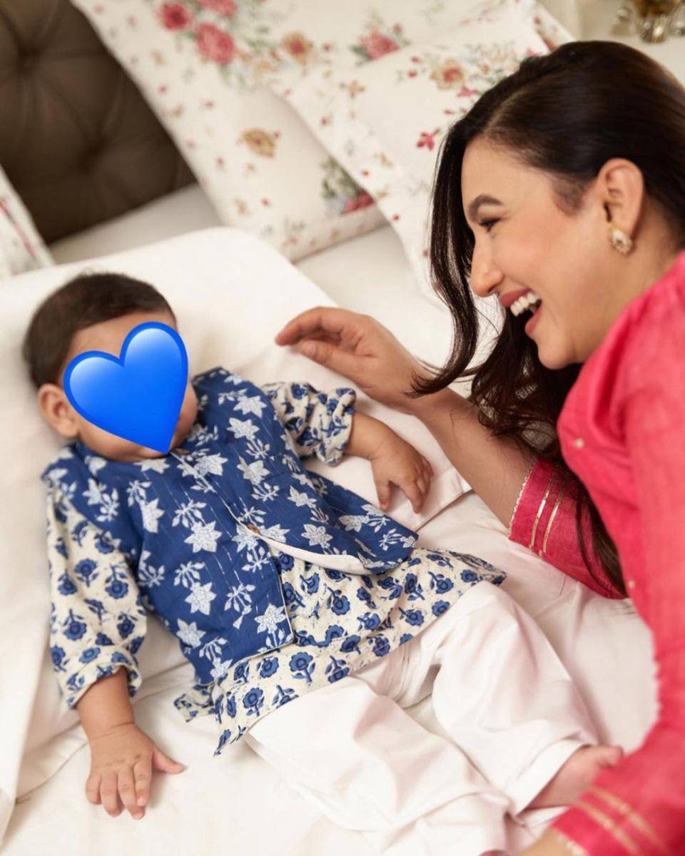 Gauahar Khan dan putranya (instagram.com/gauaharkhan)