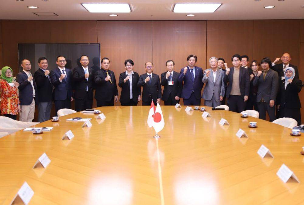 Sekretaris Jenderal Kementerian Ketenagakerjaan Anwar Sanusi mengadakan pertemuan dengan pimpinan perusahaan penempatan yang ada di Prefektur Miyagi Jepang, pada Rabu (8/11/2023). (Dok. Kemnaker)