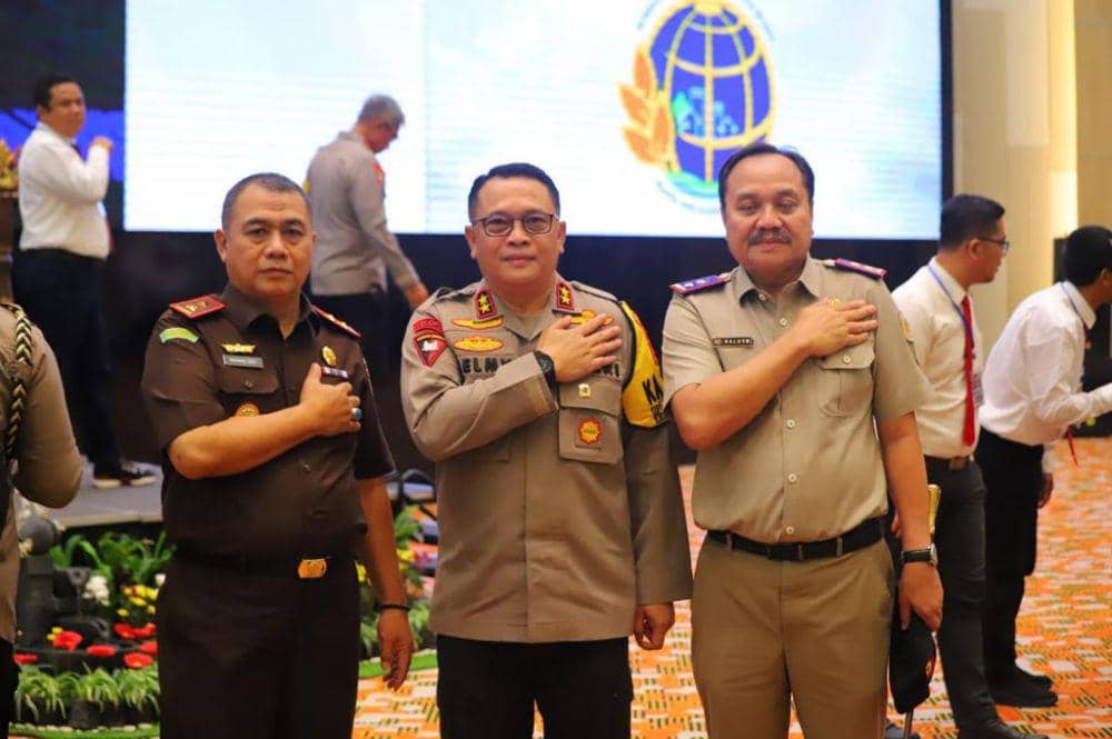 Penyerahan piagam penghargaan dan penyematan Pin Emas Menteri ATR/BPN dalam Rapat Koordinasi Pencegahan dan Penyelesaian Tindak Pidana Pertanahan Tahun 2023 di Hotel Grand Mercure, Jakarta. (Dok. Polda Lampung).