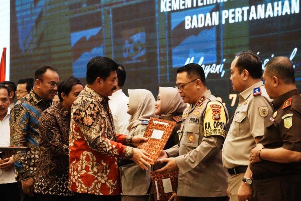 Penyerahan piagam penghargaan dan penyematan Pin Emas Menteri ATR/BPN dalam Rapat Koordinasi Pencegahan dan Penyelesaian Tindak Pidana Pertanahan Tahun 2023 di Hotel Grand Mercure, Jakarta. (Dok. Polda Lampung).