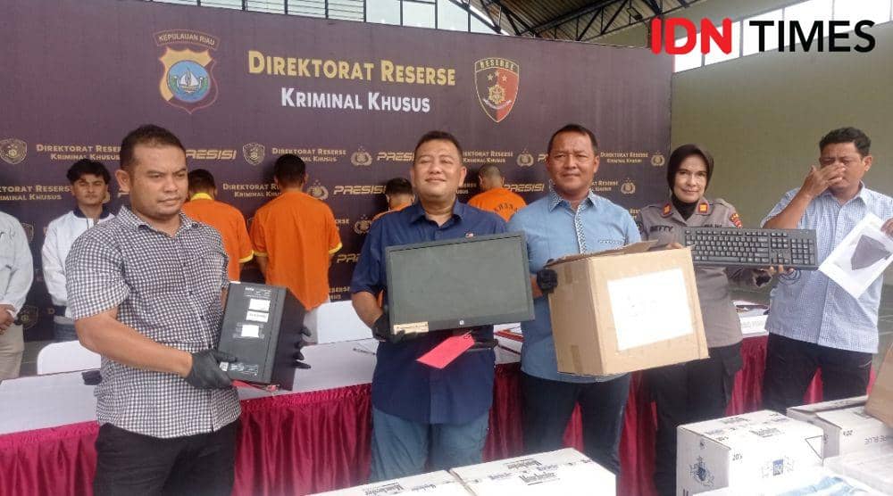 Dirreskrimsus Polda Kepri, Kombes Pol Nasriadi saat menunjukan barang bukti yang digunakan para tersangka pencurian data (IDN Times / Putra Gema Pamungkas)
