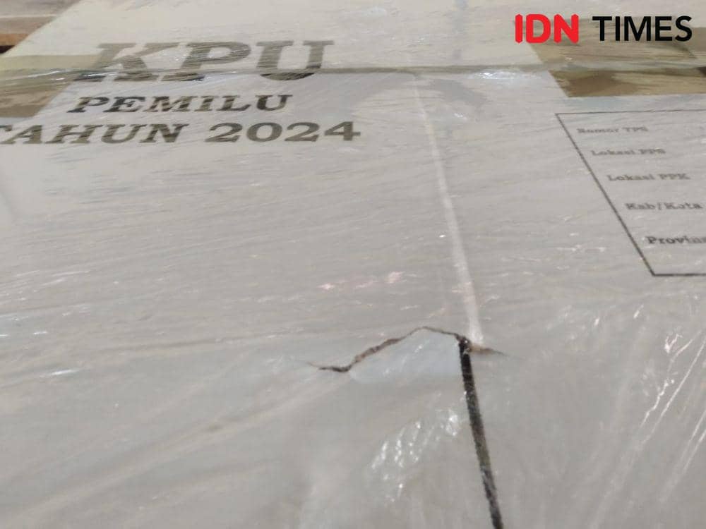 Kotak suara pemilu tiba di gudang KPU Bantul.(IDN Times/Daruwaskita)