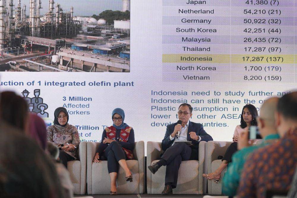 Seminar Road to a Global Plastic Treaty: Turning The Tide on Marine Plastic Pollution yang diselenggarakan oleh Kedutaan Besar Kerajaan Norwegia untuk Indonesia bersama Kementerian Lingkungan Hidup & Kehutanan serta UNDP (Badan Pembangunan PBB), di Jakarta (8/11/2023). (Dok. Pemkab Banyuwangi)