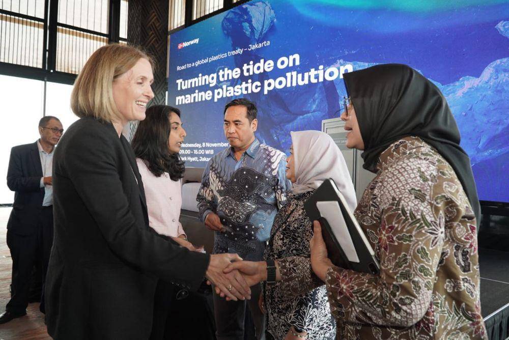 seminar Road to a Global Plastic Treaty: Turning The Tide on Marine Plastic Pollution yang diselenggarakan oleh Kedutaan Besar Kerajaan Norwegia untuk Indonesia bersama Kementerian Lingkungan Hidup & Kehutanan serta UNDP (Badan Pembangunan PBB), di Jakarta (8/11/2023). (Dok. Pemkab Banyuwangi)