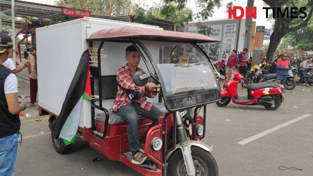 Bentor berbendera Palestina yang digunakan kurir untuk mengantar paket. (IDN Times/Imam Faishal)