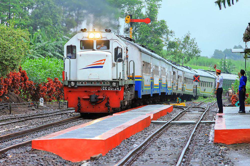 ilustrasi kereta api yang sedang melewati stasiun (commons.wikimedia.org/MAtra Pictures)