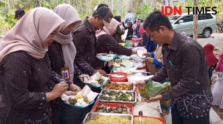 Hidangan syukuran yang pembangunan jalan yang merupakan patungan dari empat RT dua desa, Kamis (9/11/2023).(IDN Times/Sutrisno)