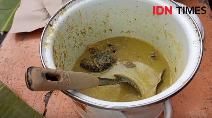 Opor bebek yang sudah ditempatkan daam wadah merupakan makanan yang "wajib" ada disetiap hajatan, Kamis (9/11/2023).(IDN Times/Sutrisno)