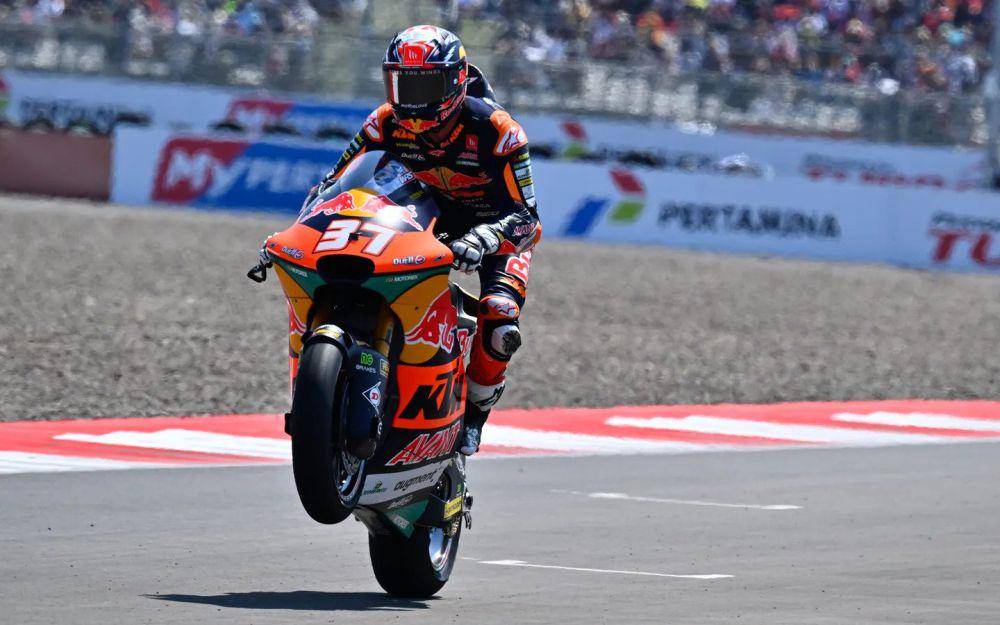 Pedro Acosta berselebrasi saat memenangkan balapan Moto2 Indonesia 2023. (motogp.com)