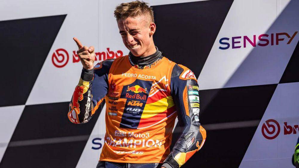 Pedro Acosta mengenakan baju bertuliskan juara Moto3 2021. (motogp.com)