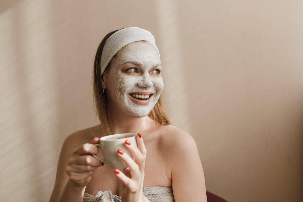 ilustrasi penggunaan masker spirulina (pexels.com/Arina Krasnikova)
