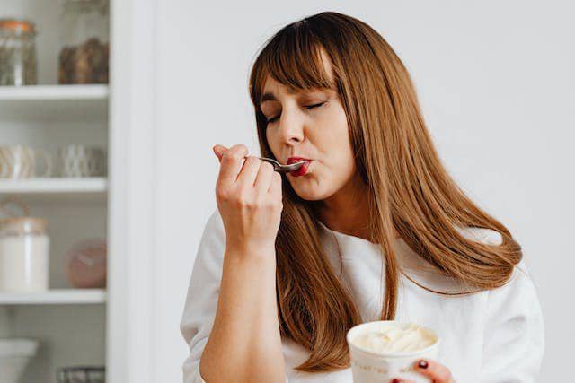 ilustrasi makan es krim (pexels.com/Karolina Grabowska)