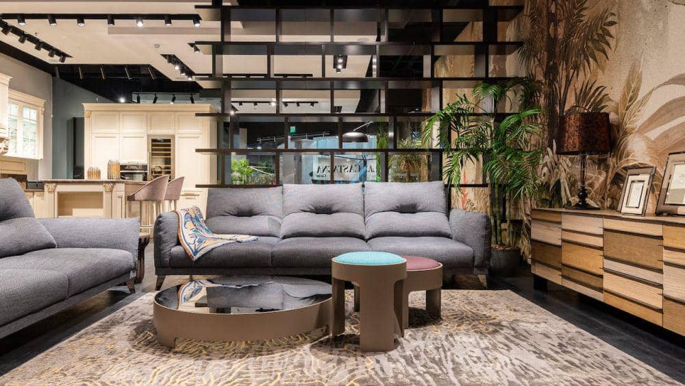ilustrasi sofa grey juga bisa membuat ruang tamu terlihat natural (pexels.com/Max Rahubovskiy)