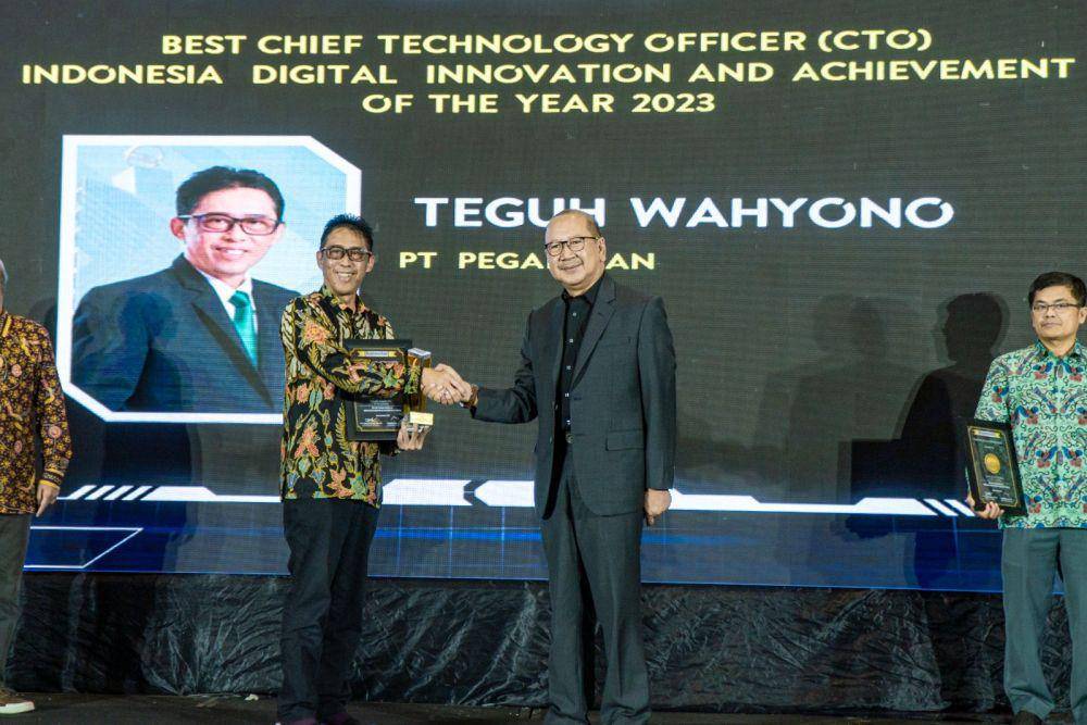 Direktur Teknologi Informasi dan Digital PT Pegadaian Teguh Wahyono menerima penghargaan.  (dok. Pegadaian)