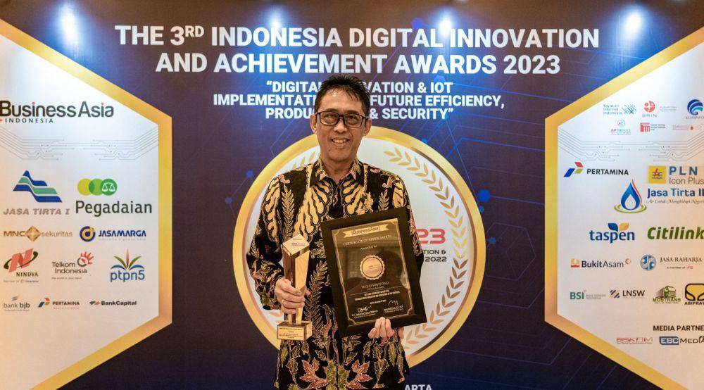 Direktur Teknologi Informasi dan Digital PT Pegadaian Teguh Wahyono menerima penghargaan.  (dok. Pegadaian)