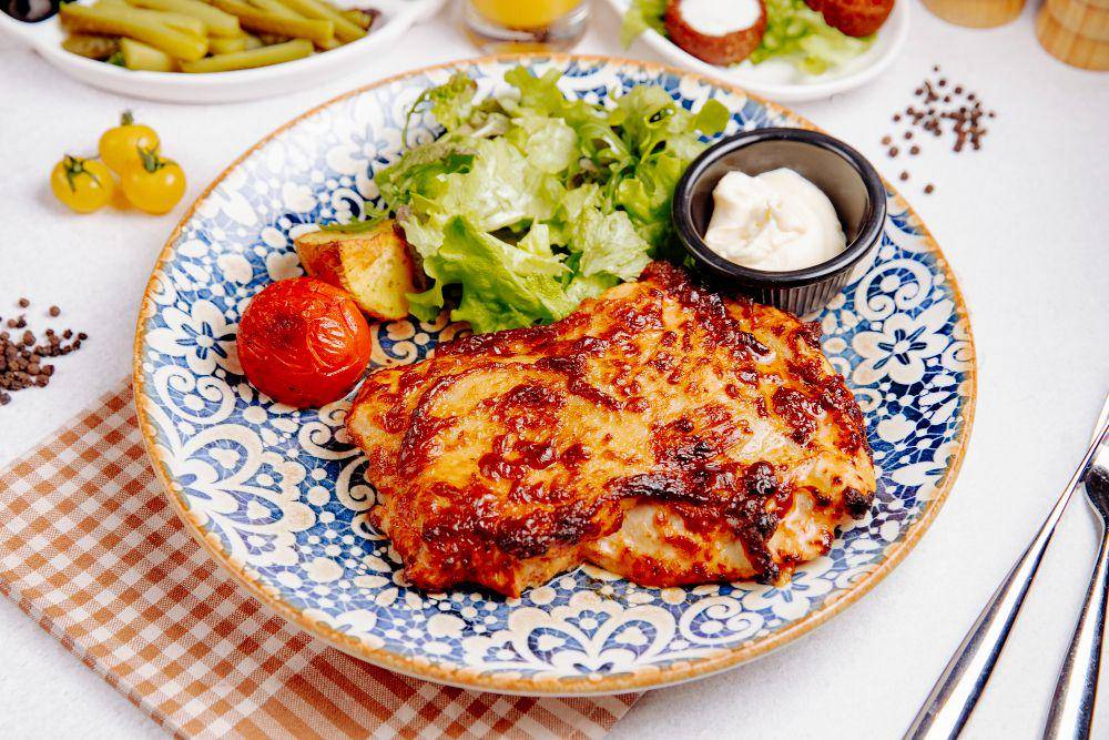 ilustrasi garlic butter miso chicken and mushroom ala Urimiji (freepik.com/stockking)