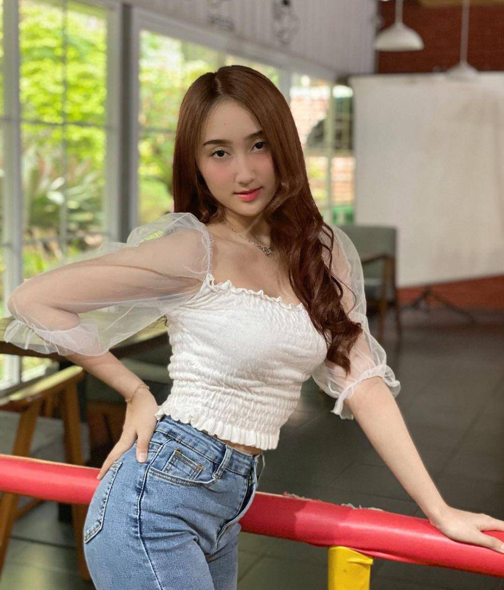 padu padan atasan putih ala Sandrina Mazaya (instagram.com/sandrinamazayya)